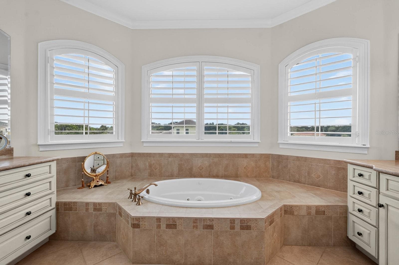 Soak, unwind and stay awhile... this primary bath was designed with relaxation in mind. - 303 YACHT HARBOR DR, PALM COAST