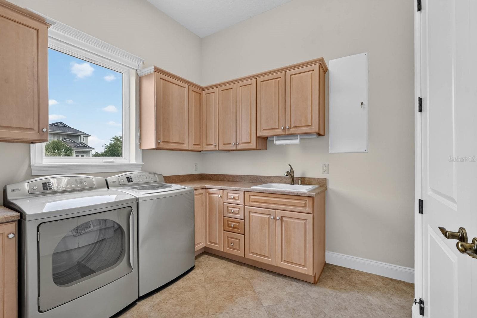 Even laundry day gets plenty of room to work with here. - 303 YACHT HARBOR DR, PALM COAST