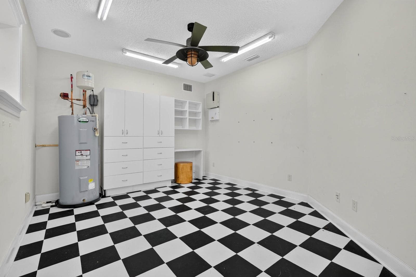 Now this is a bonus... a fully air conditioned room off the garage for year round storage, a workshop, hobbies or whatever works for you. - 303 YACHT HARBOR DR, PALM COAST