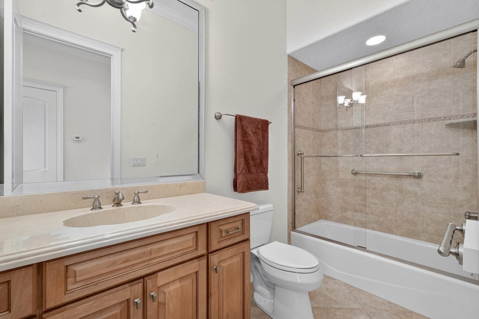 Thoughtfully positioned, this guest bath doubles as an easy day use bath for the first floor. - 303 YACHT HARBOR DR, PALM COAST