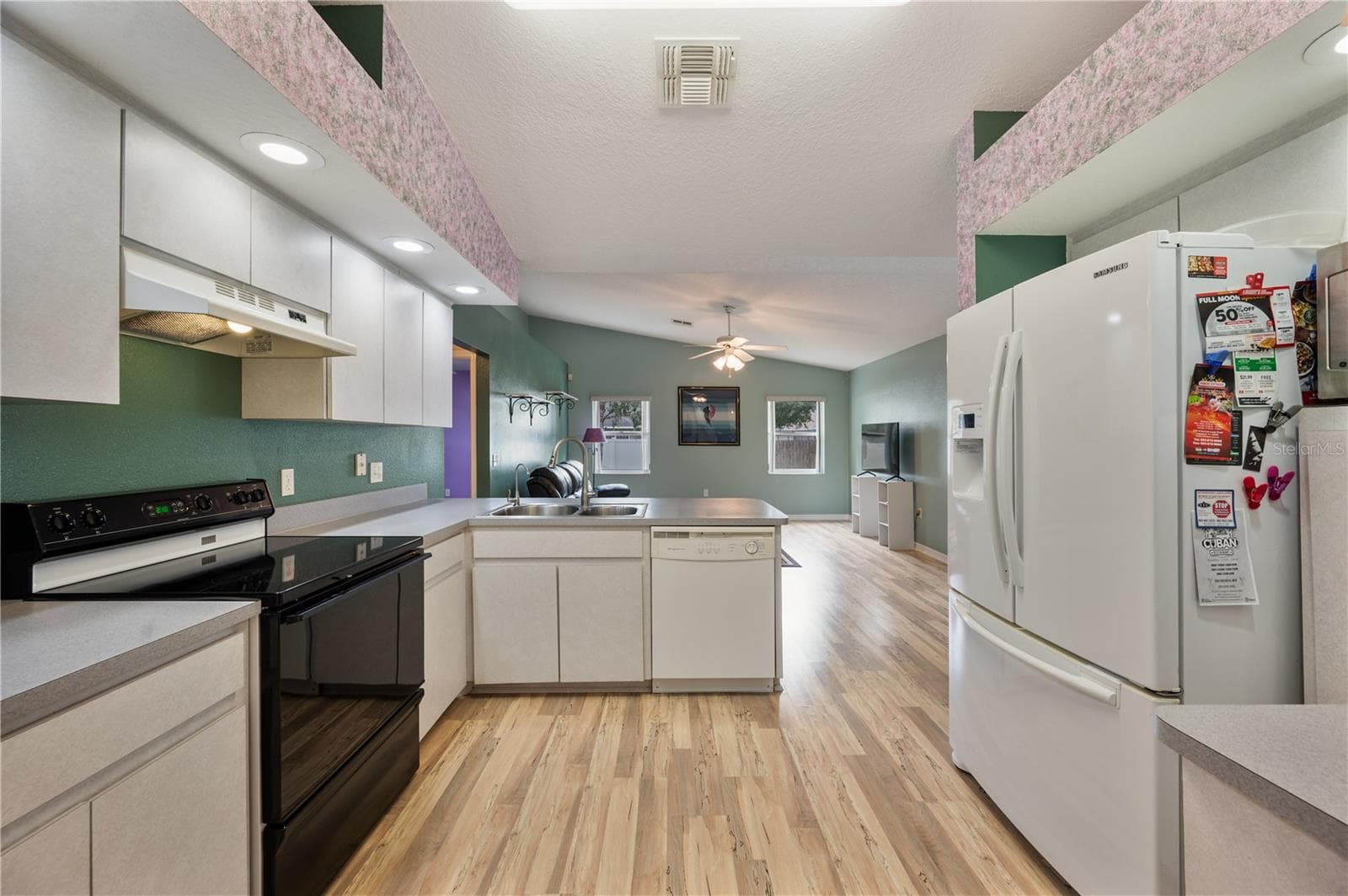 Thoughtgully cared for and maintained Kitchen - 1660 GAMEWELL TRL, LAKELAND