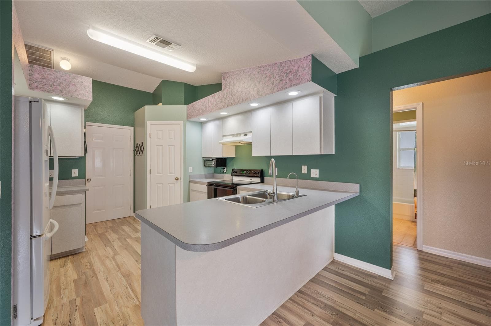 Thoughtgully cared for and maintained Kitchen - 1660 GAMEWELL TRL, LAKELAND