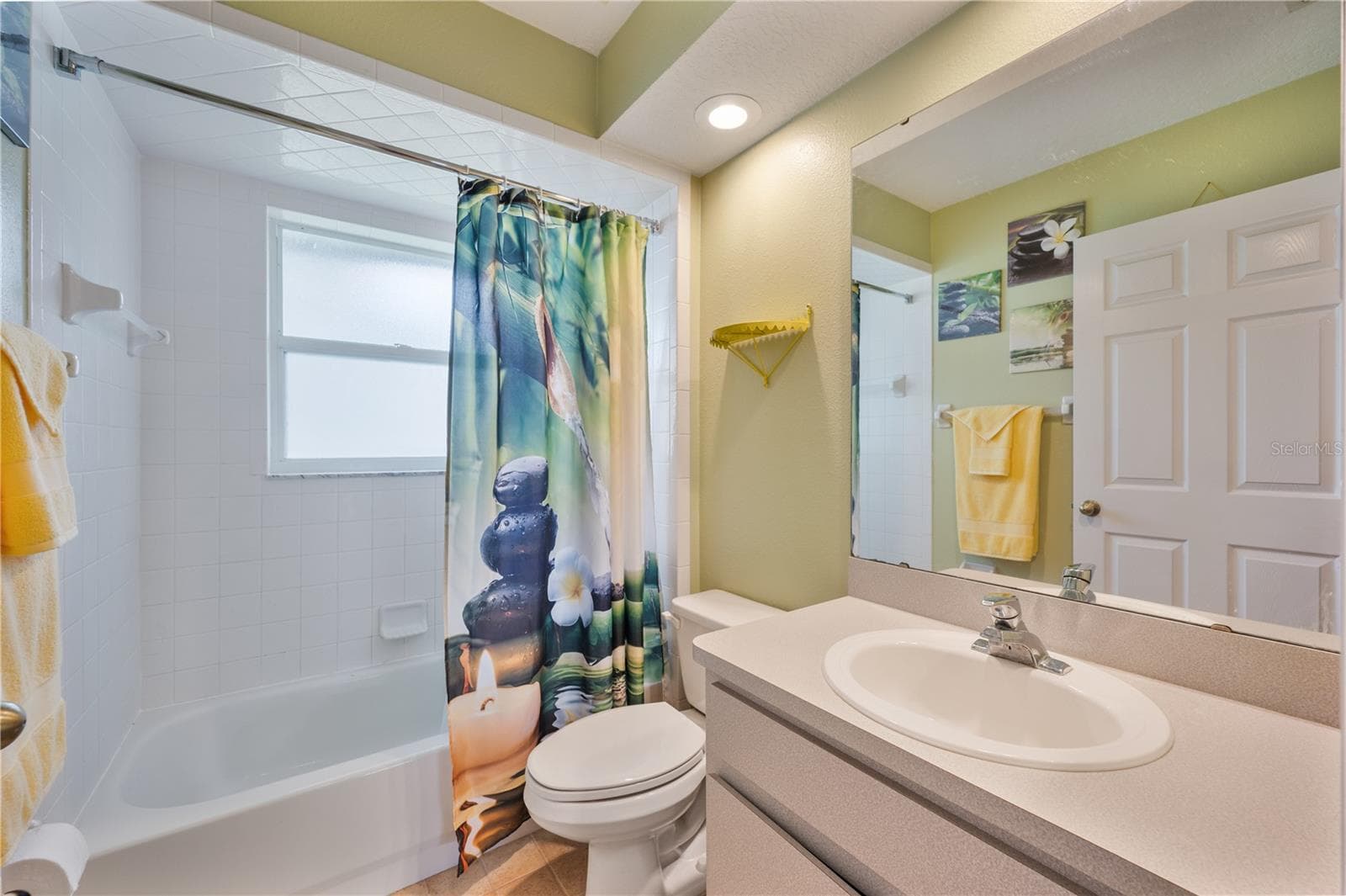 Guest Bath with Tub / Shower Combo - 1660 GAMEWELL TRL, LAKELAND