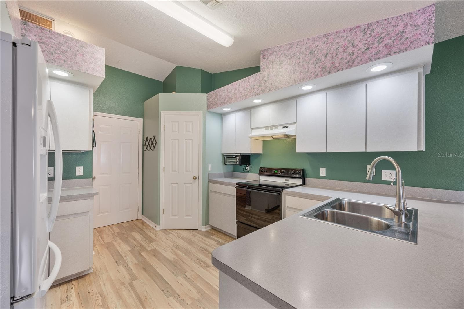 Thoughtgully cared for and maintained Kitchen - 1660 GAMEWELL TRL, LAKELAND
