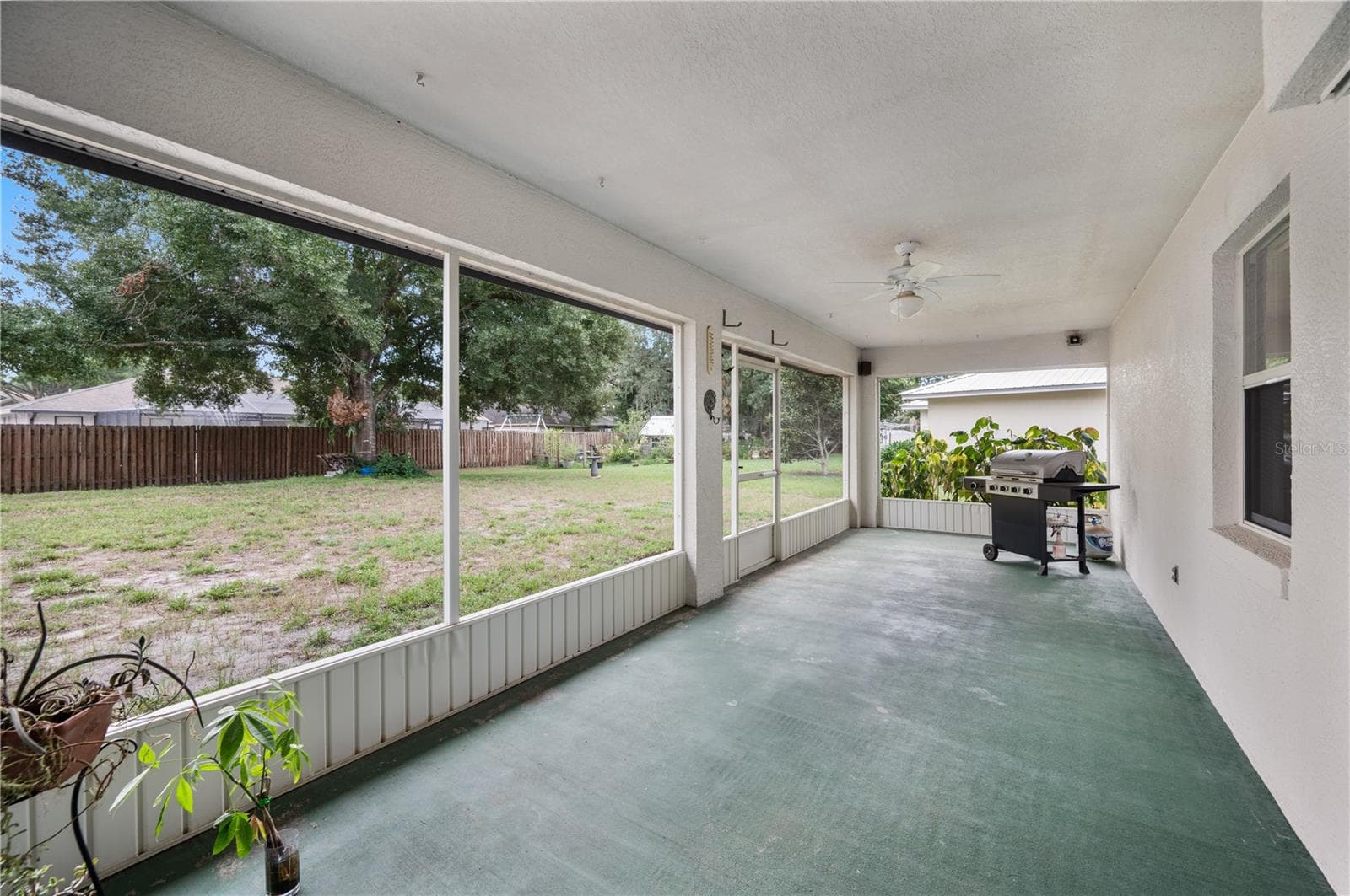 Large screened lanai with plenty of space to stretch out! - 1660 GAMEWELL TRL, LAKELAND