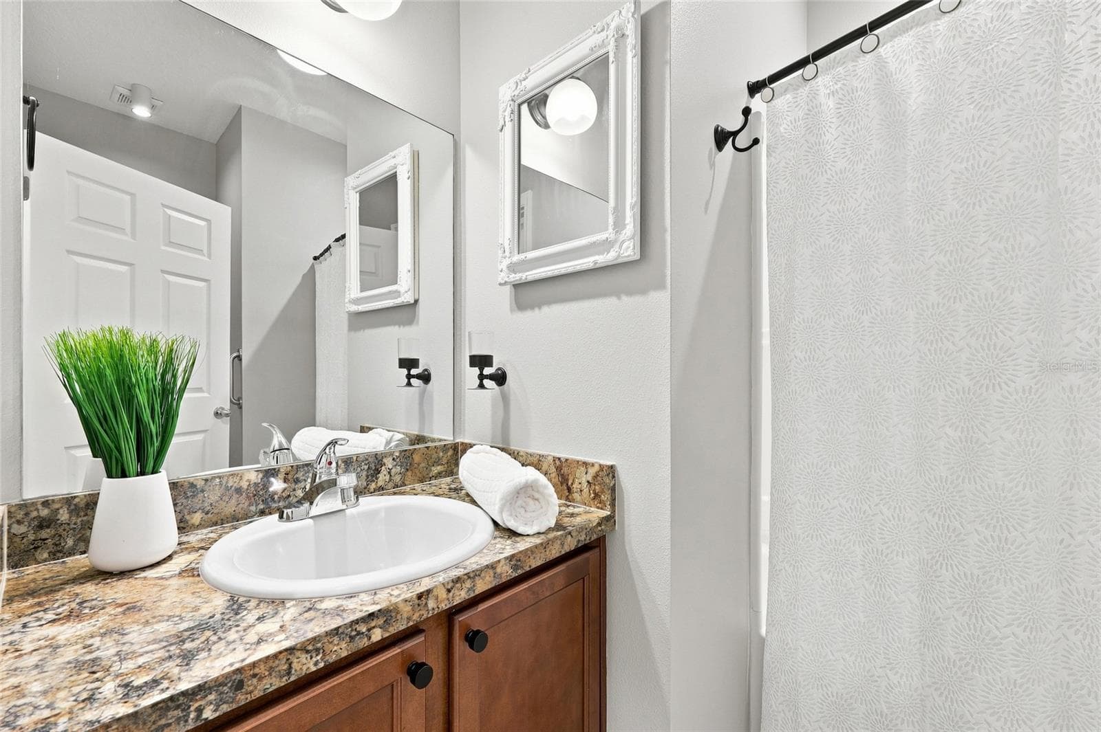 Guest Bathroom/ Hall Bathroom - 192 BLACKSTONE CREEK RD, GROVELAND