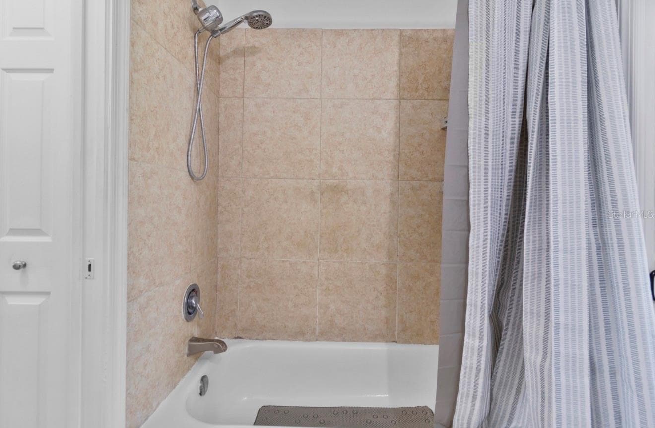 Full bath 2nd floor - 322 CERVANTES DR, KISSIMMEE