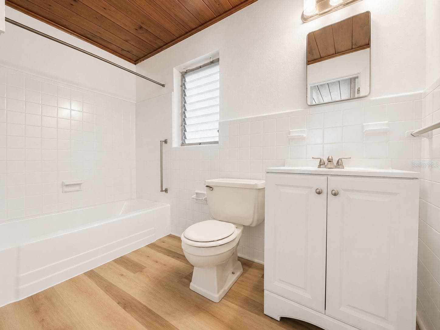 Attached Apartment in Back bathroom - 501 AVENUE G SE, WINTER HAVEN