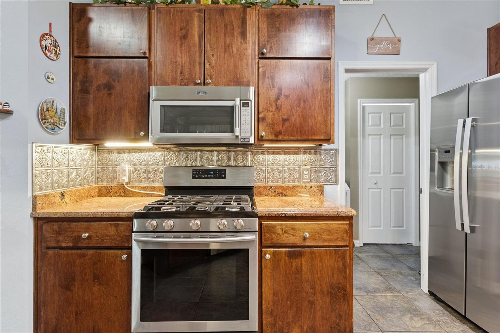 Kitchen/Gas Stove - 33440 LAKE BEND CIR, LEESBURG