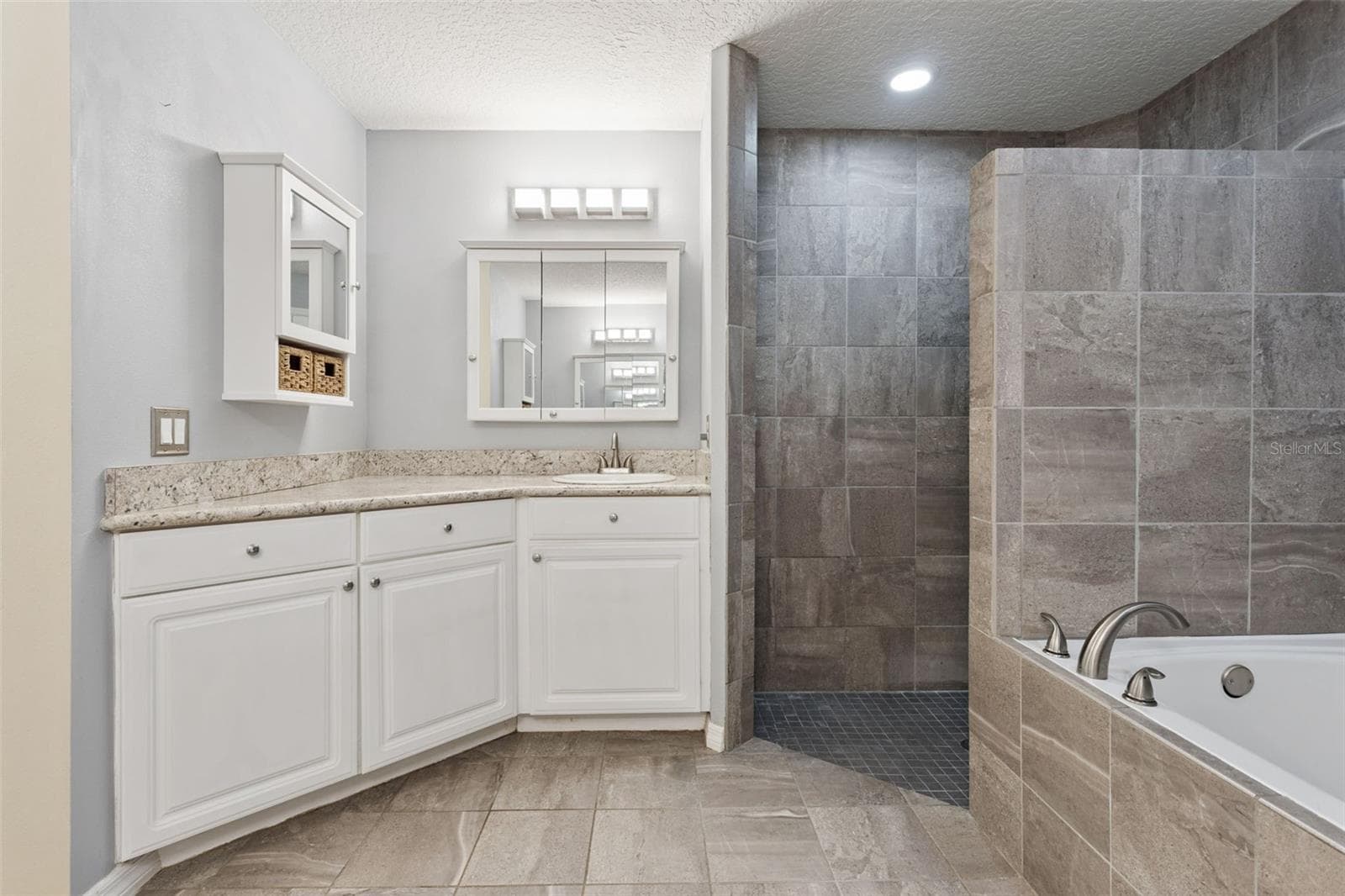 Single Family Residence at 33440 LAKE BEND CIR, LEESBURG, photo 29 of 59