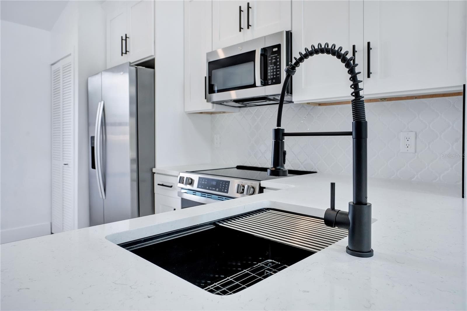 Spacious kitchen peninsula provides additional counter space and is perfect for casual dining and entertaining. - 3012 S SEMORAN BLVD #G2, ORLANDO