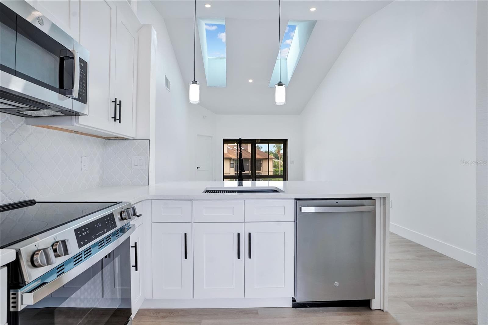 Brand-new stainless steel appliances, decorative backsplash and contemporary black fixtures. - 3012 S SEMORAN BLVD #G2, ORLANDO