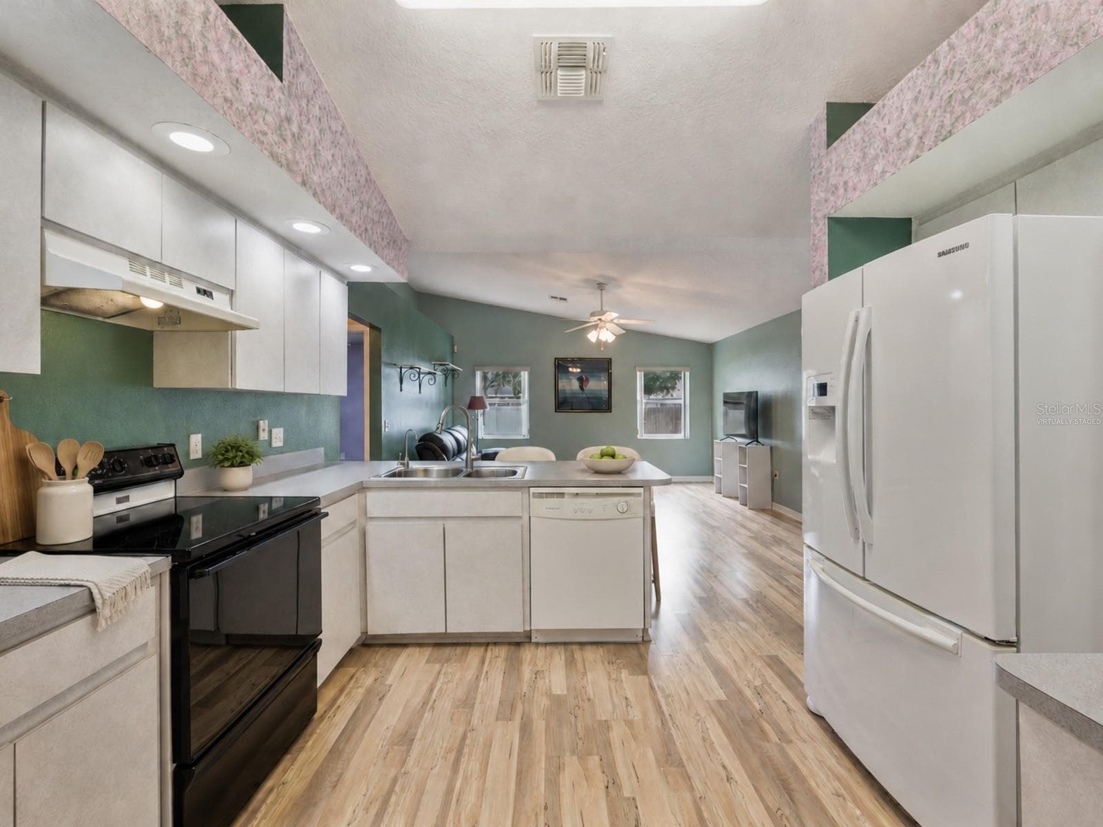 Large, well maintaiend Kitchen - Virtually Staged to enhance experience. - 1660 GAMEWELL TRL, LAKELAND