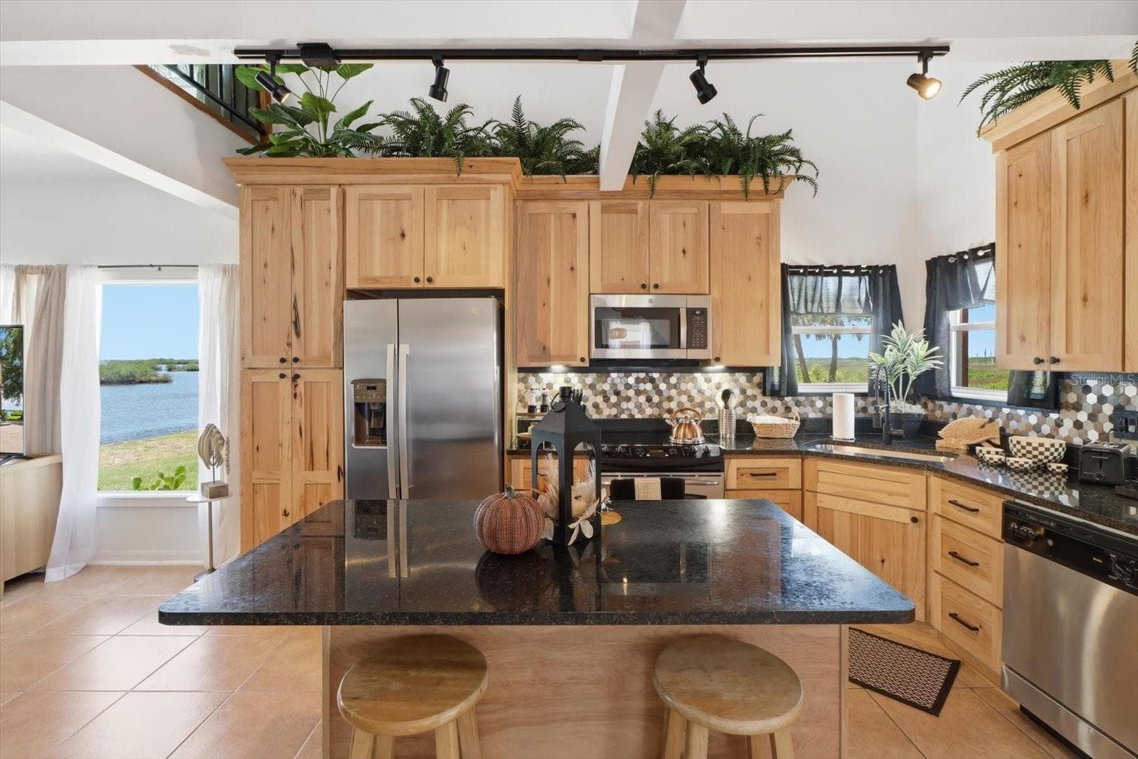 Kitchen – Center Island & Stainless Appliances - 3194 INDIAN GULF LN, HERNANDO BEACH