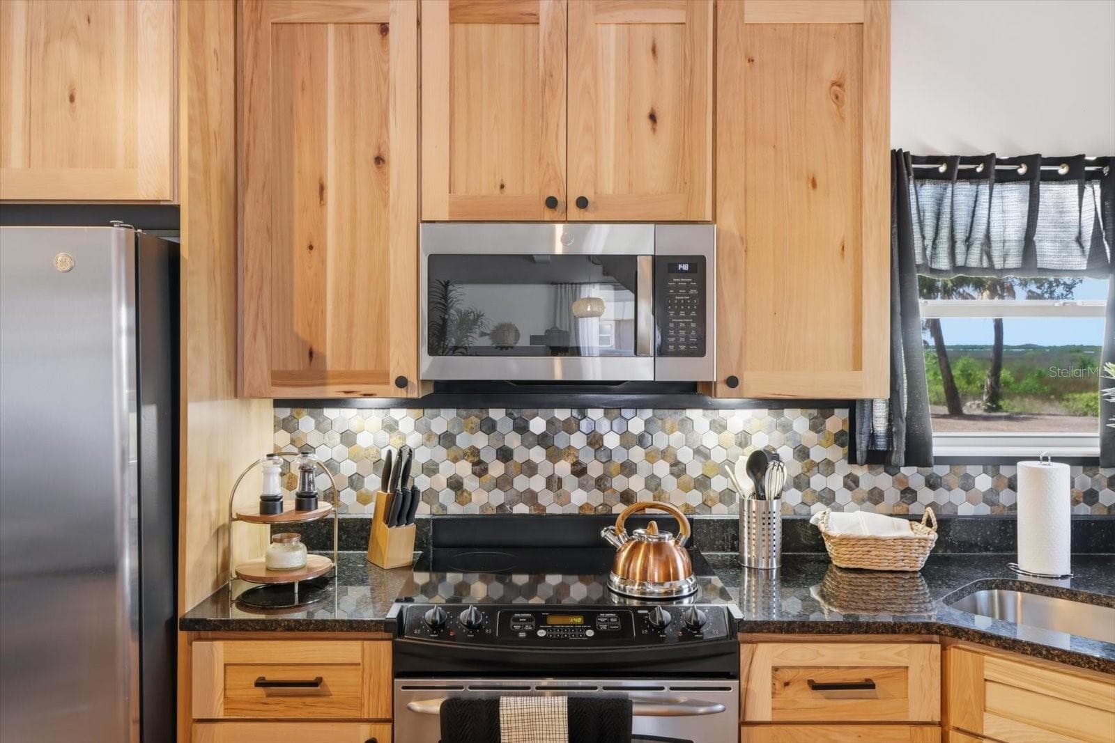 Kitchen – Range, Cabinetry & Backsplash - 3194 INDIAN GULF LN, HERNANDO BEACH