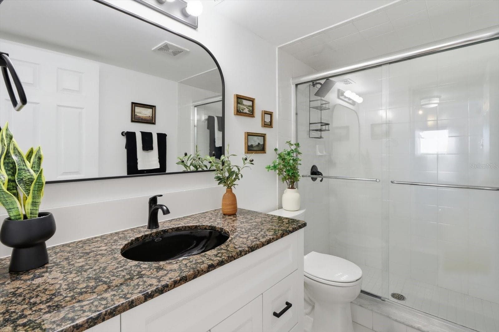 Bathroom – Vanity & Tub / Shower - 3194 INDIAN GULF LN, HERNANDO BEACH