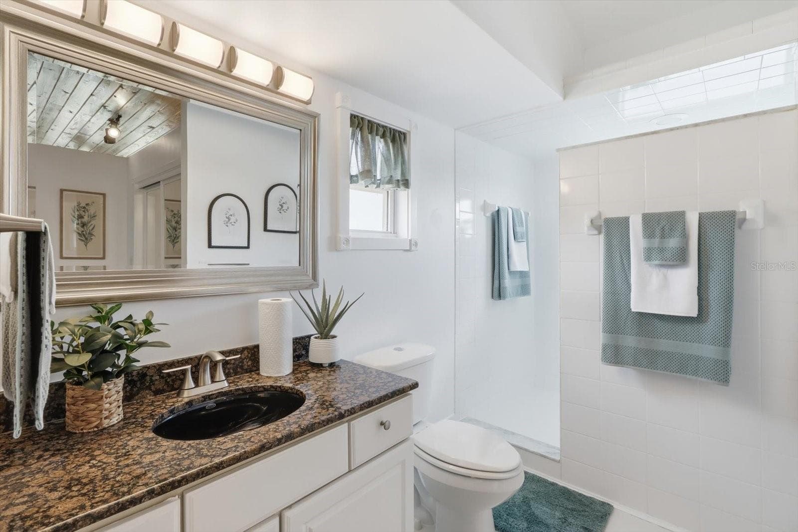 Bathroom – Vanity, Toilet & Shower - 3194 INDIAN GULF LN, HERNANDO BEACH
