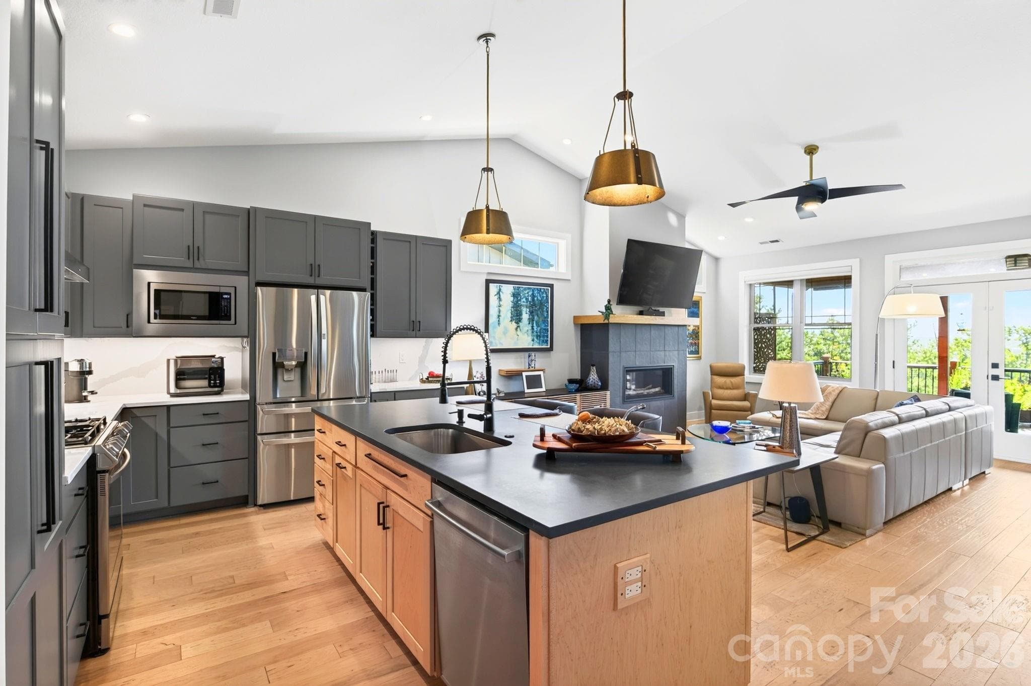 Stainless Appliances - 16 Britton Knoll Pass, Arden