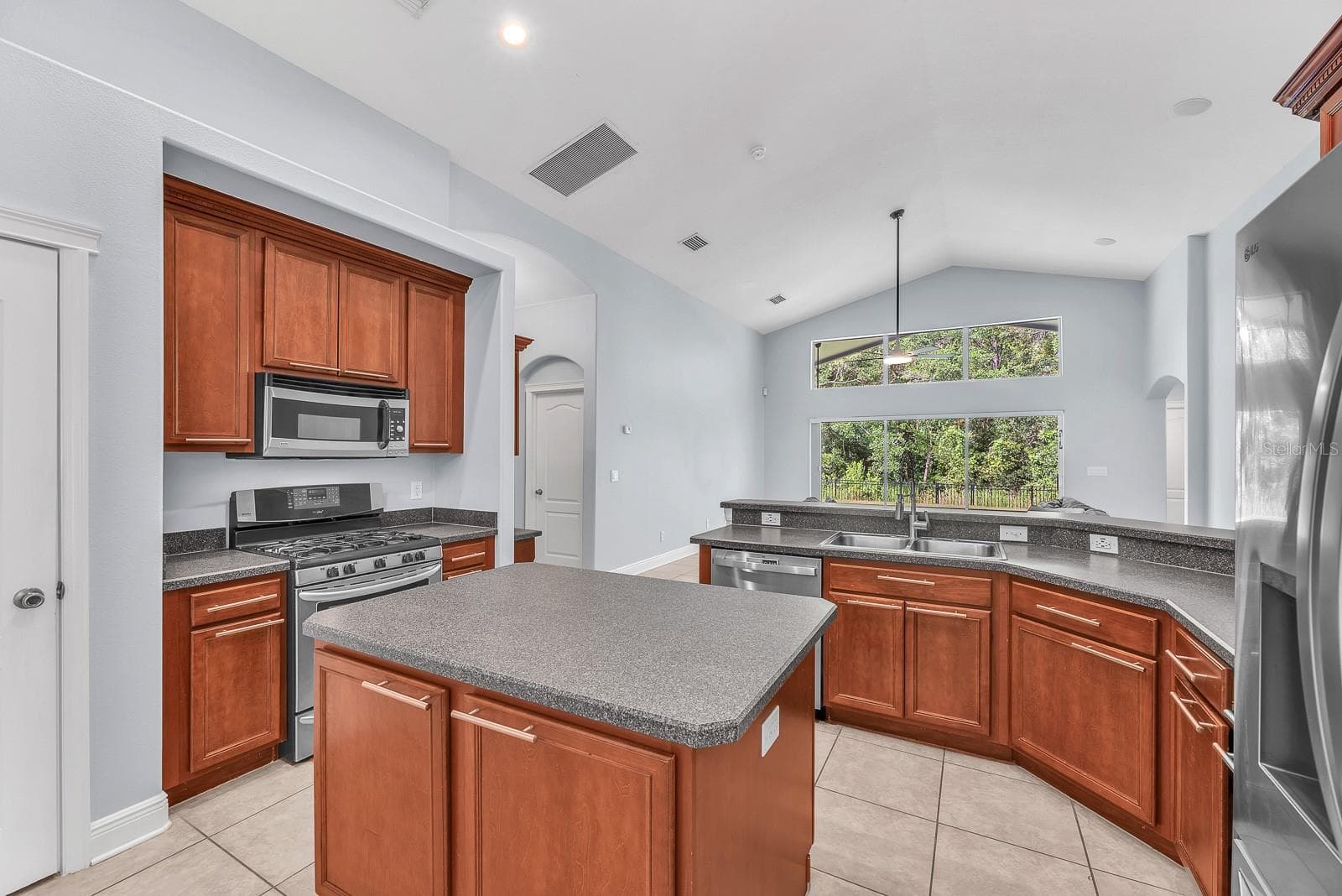 Single Family Residence at 16405 BRIDGEWALK DR, LITHIA, photo 11 of 34