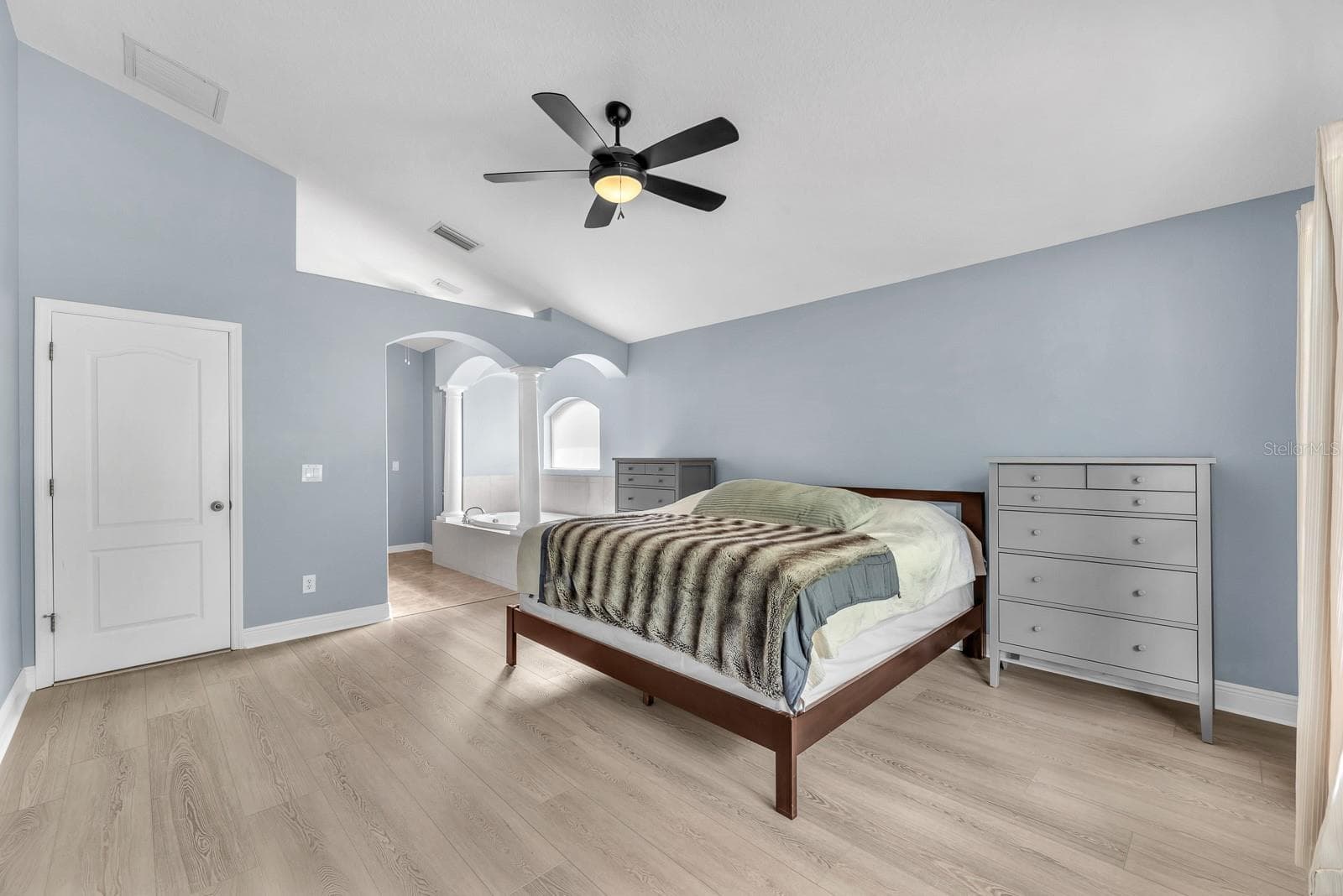 Single Family Residence at 16405 BRIDGEWALK DR, LITHIA, photo 19 of 34