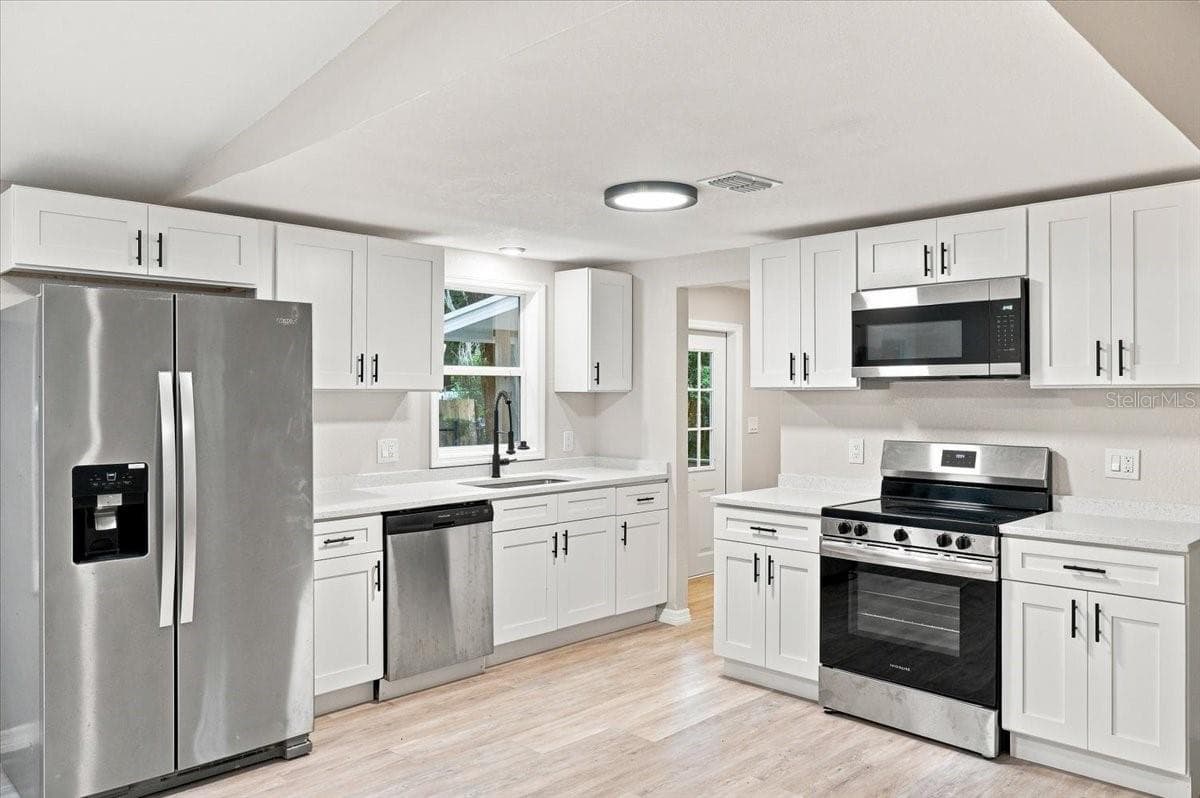 Manufactured Home at 3206 OAKLAND RD N, LAKELAND, photo 9 of 19