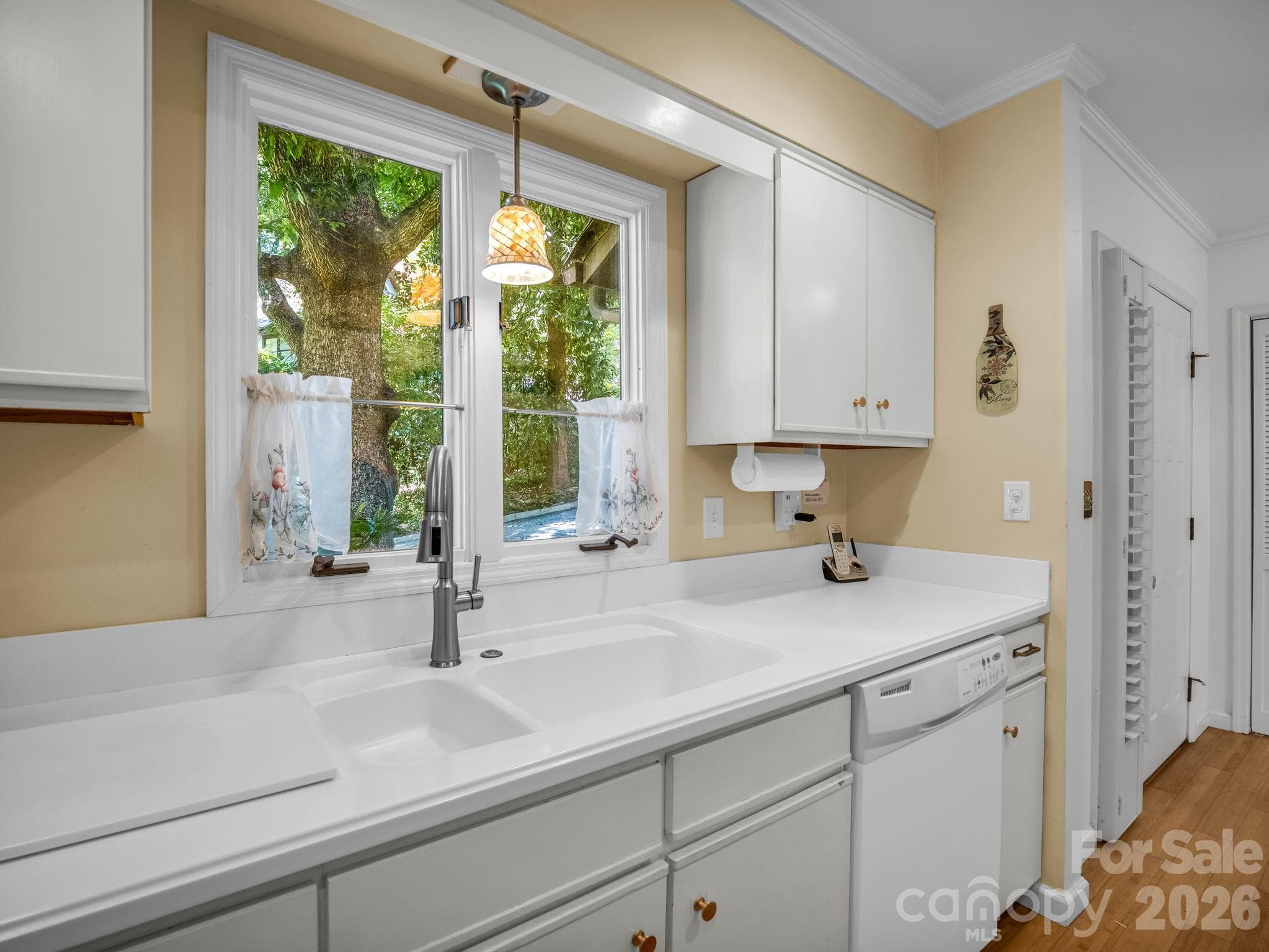 Lovely to have a window over double sink - 335 Melrose Avenue, Tryon