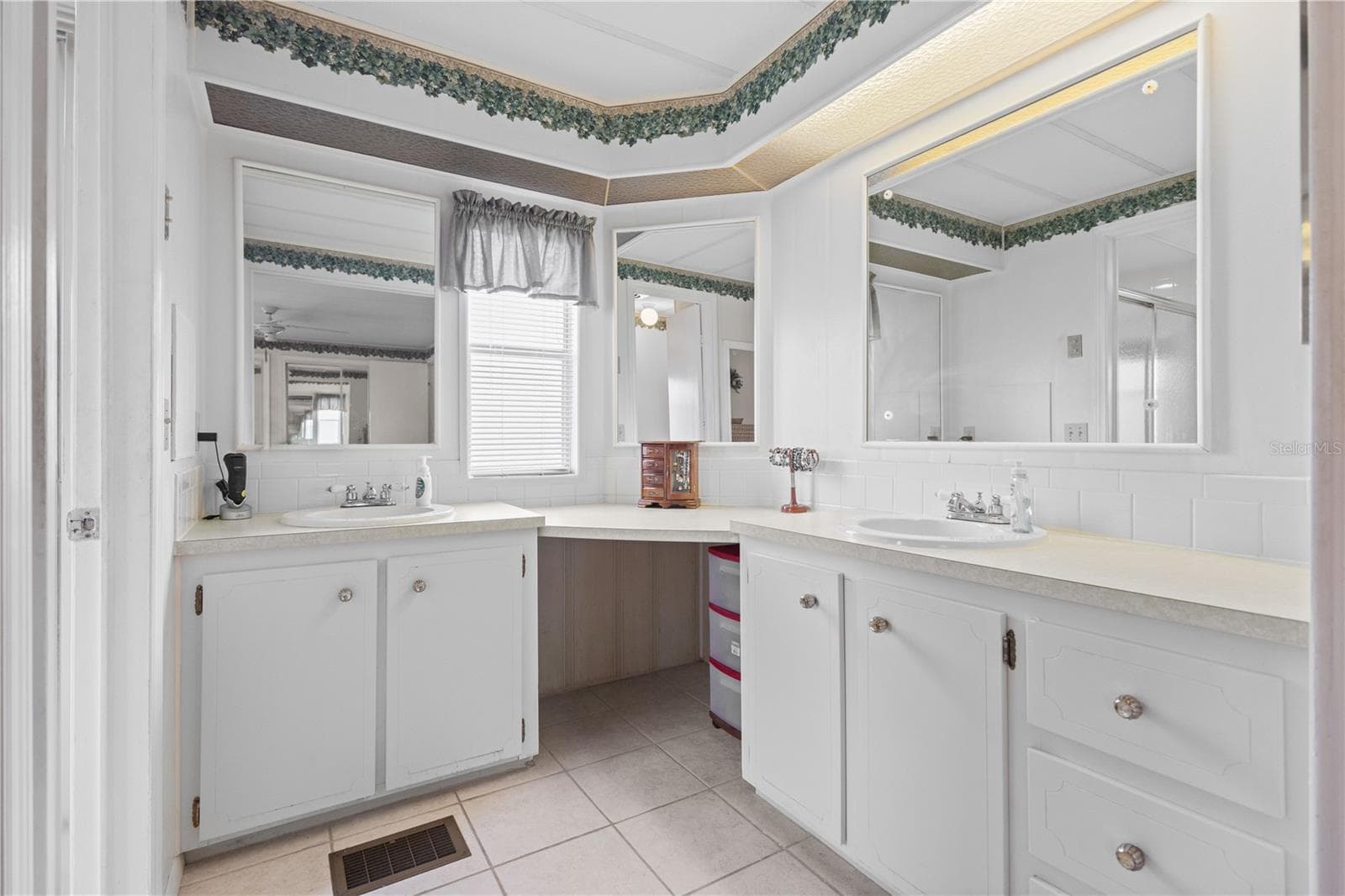 EN SUITE BATH - 2100 KINGS HWY #27, PORT CHARLOTTE