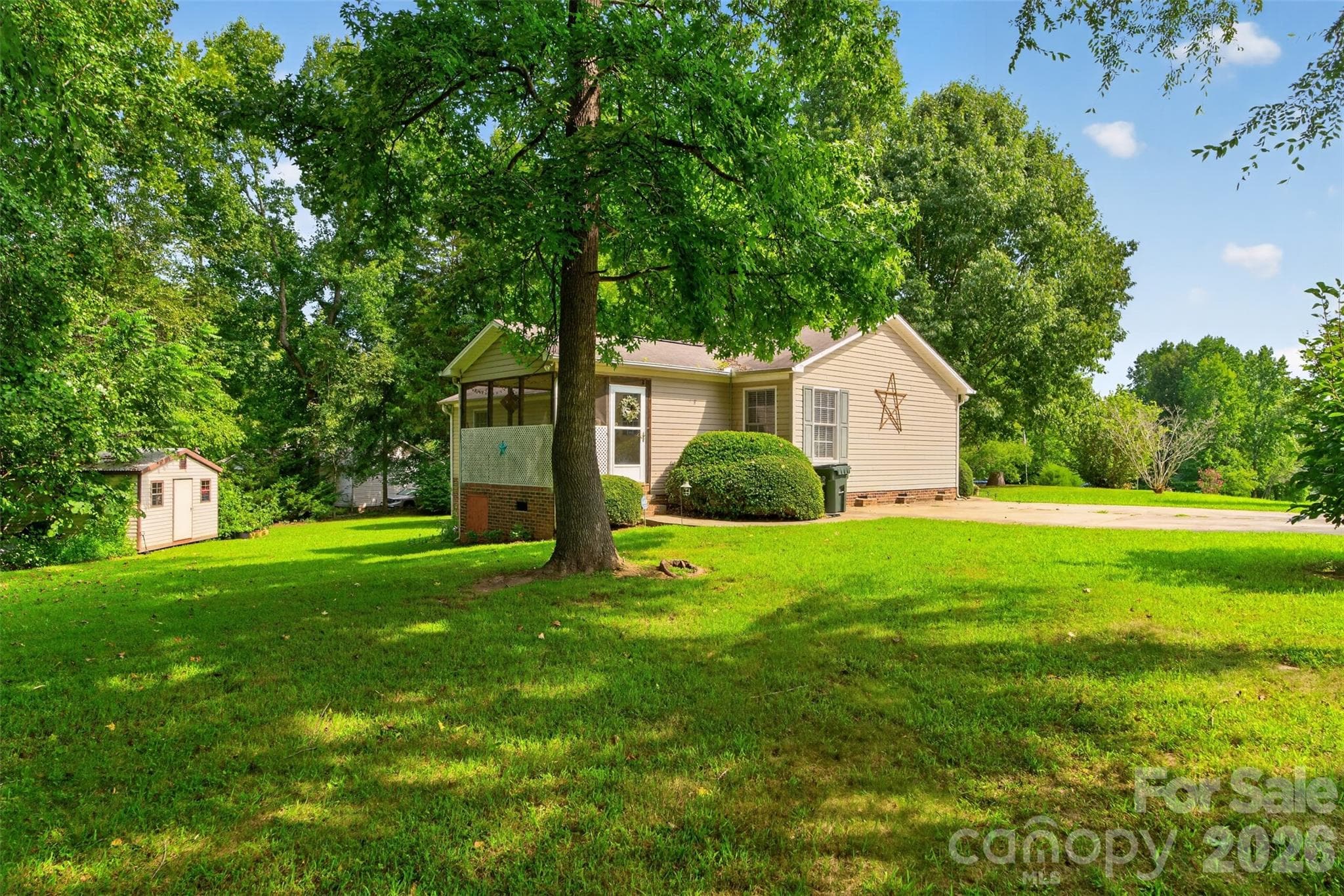 Single Family Residence at 1007 Field Swallow Way, Clover, photo 8 of 9
