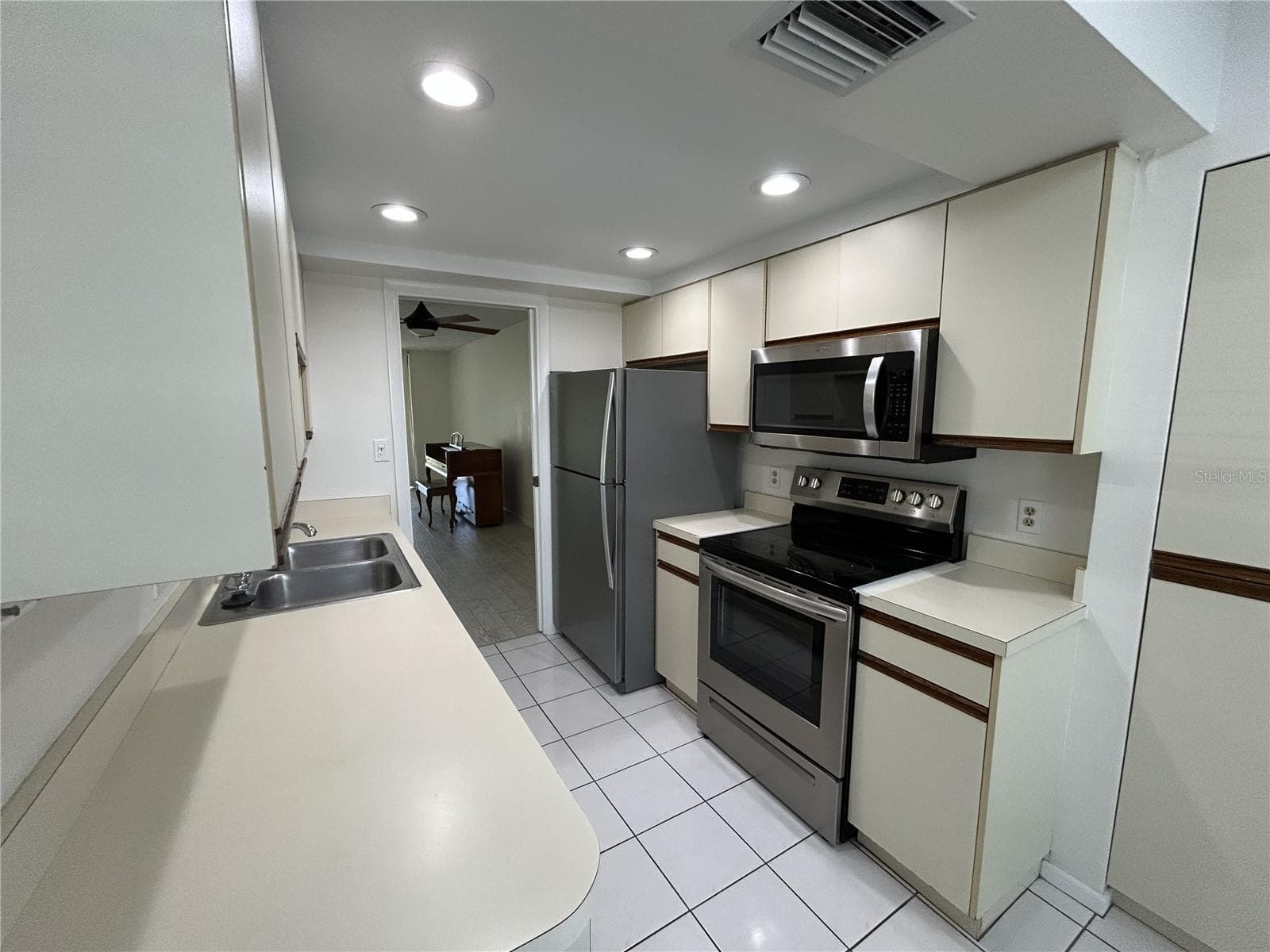 Condominium at 1316 PASADENA AVE S #102, SOUTH PASADENA, photo 9 of 63