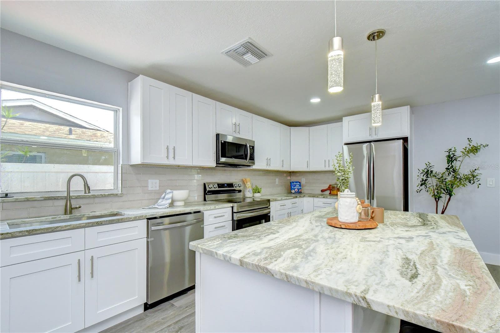 Single Family Residence at 613 5TH AVE SE, LARGO, photo 28 of 46