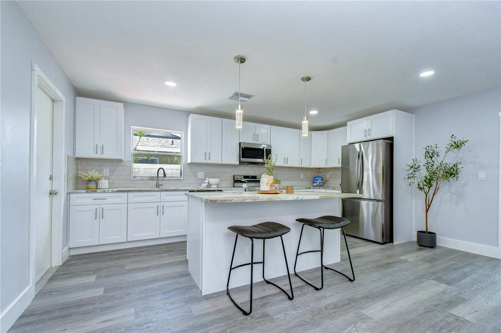 Single Family Residence at 613 5TH AVE SE, LARGO, photo 23 of 46