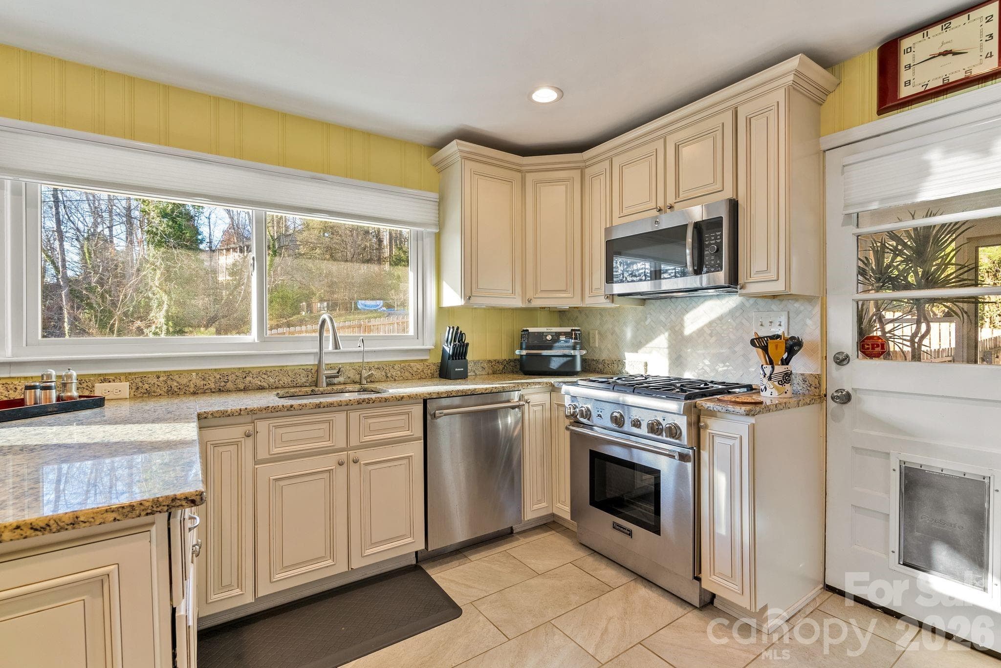 Single Family Residence at 2 Bevlyn Drive, Asheville, photo 14 of 48