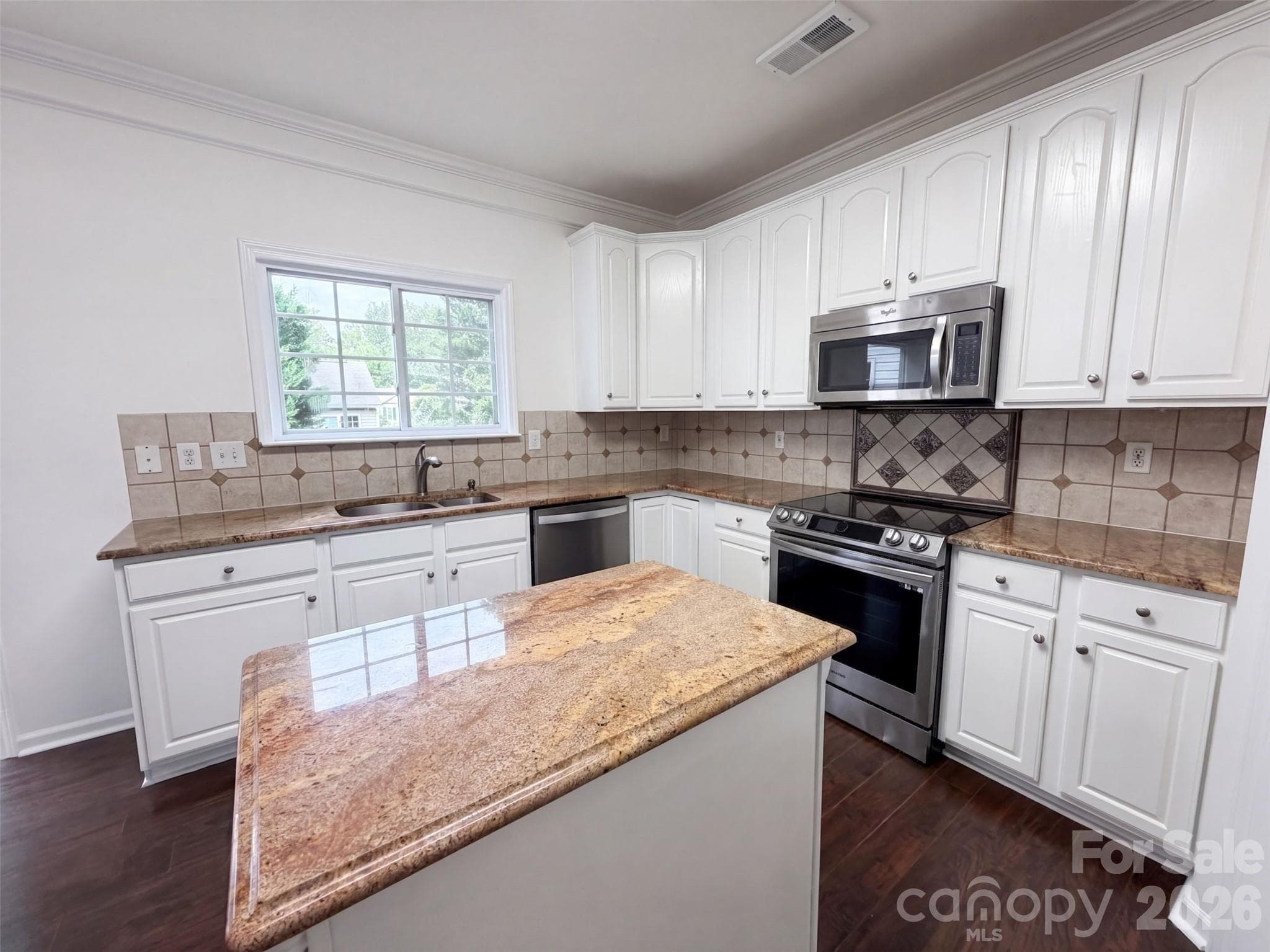 Single Family Residence at 3708 Leela Palace Way, Fort Mill, photo 6 of 15