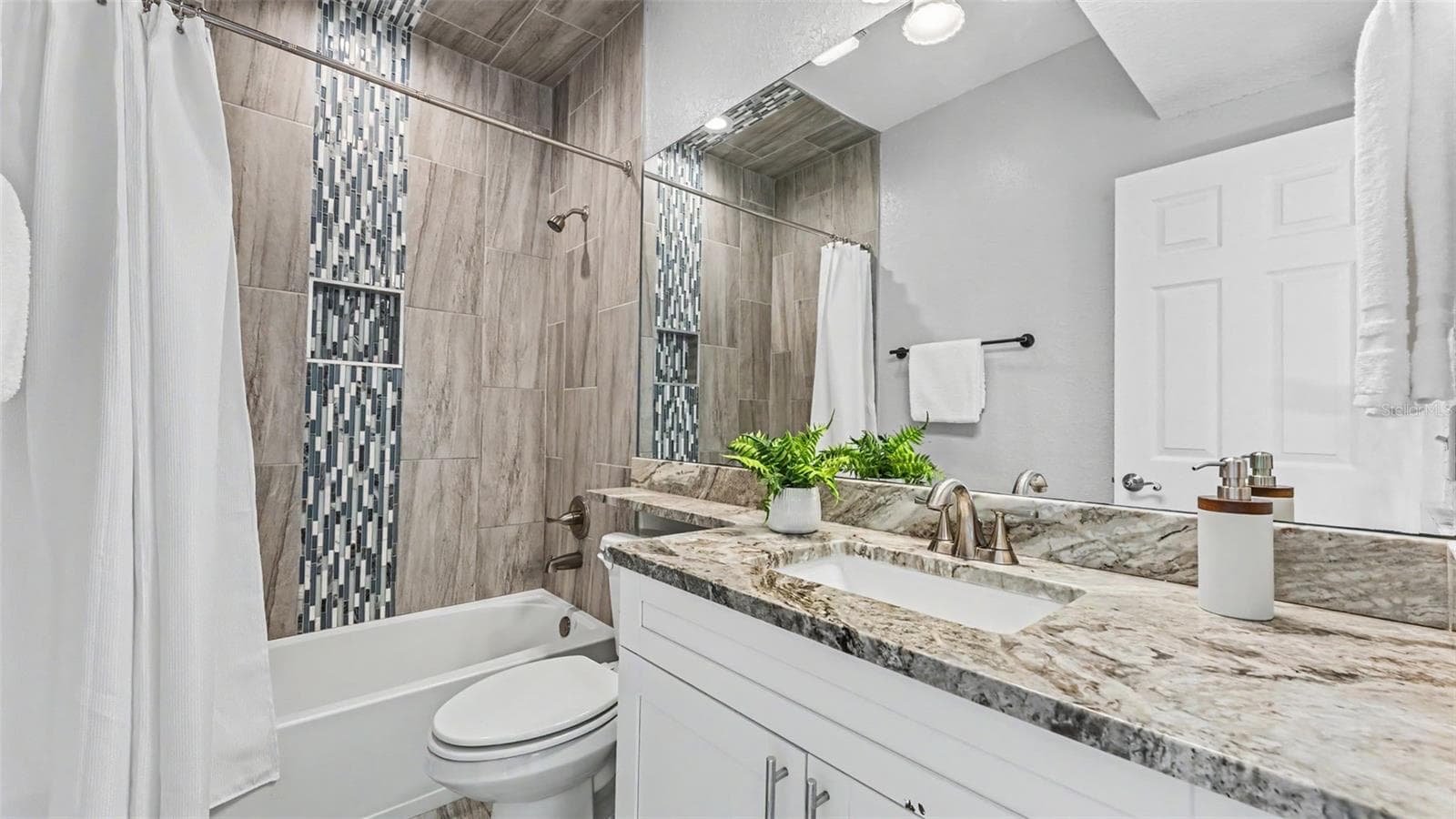 Bathroom 2 - 541 W PARK ST, LAKELAND