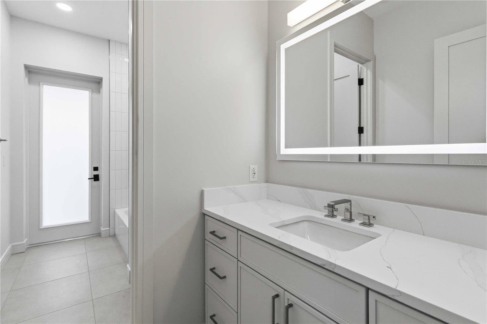 beautifully appointed guest bathroom 1 - 104 S MAKI RD, PLANT CITY