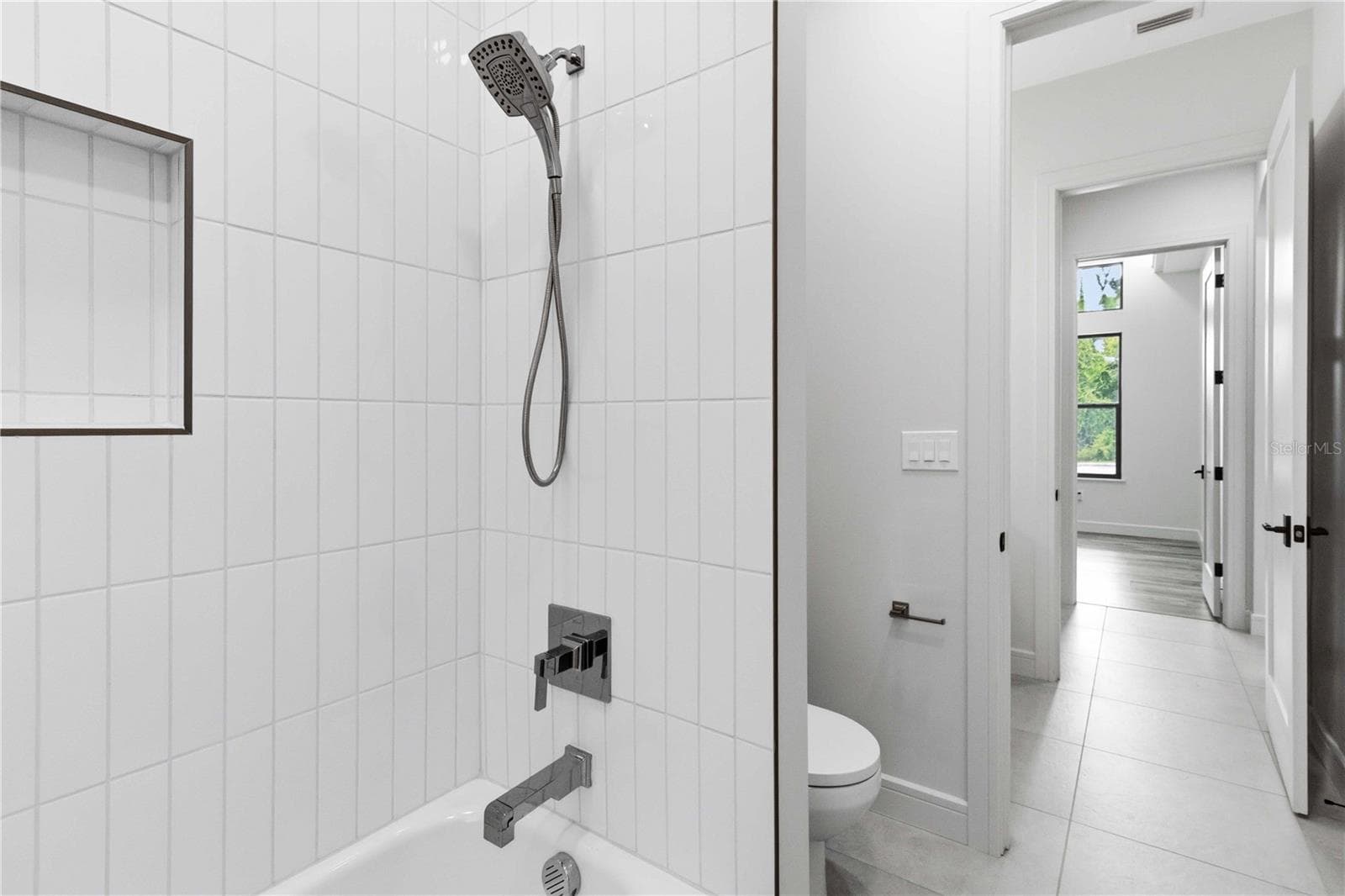 beautifully appointed guest bathrooms - 104 S MAKI RD, PLANT CITY