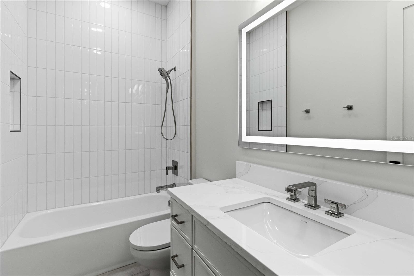 beautifully appointed guest bathroom 2 - 104 S MAKI RD, PLANT CITY