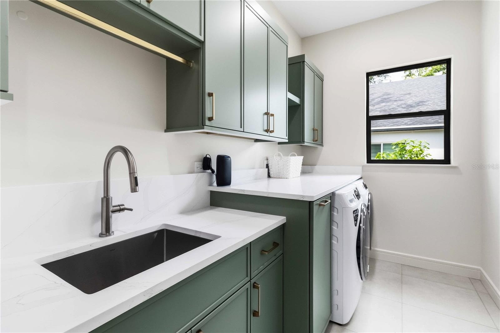 generously sized laundry room - 104 S MAKI RD, PLANT CITY