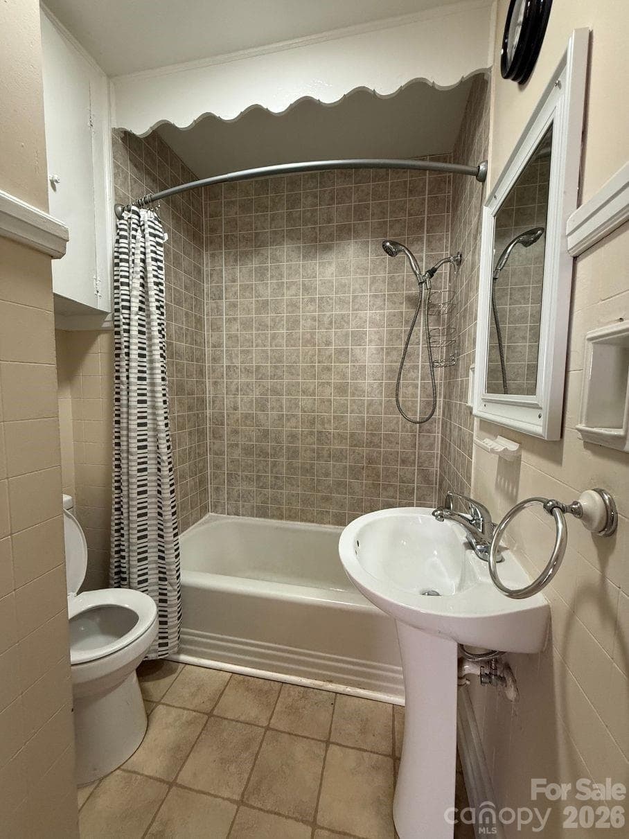 Downstairs bathroom - 1351 S Aspen Street, Lincolnton