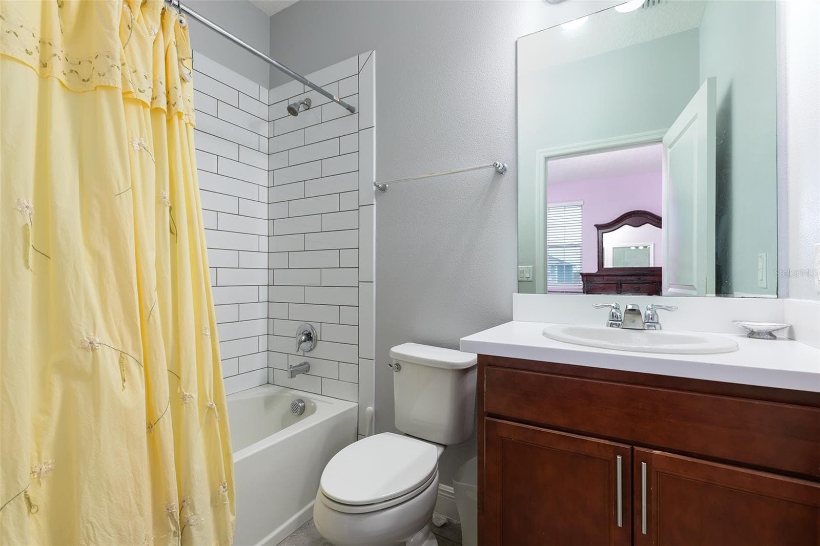 Bedroom 2 has an ensuite full bathroom - 995 KARST TREE LN, APOPKA
