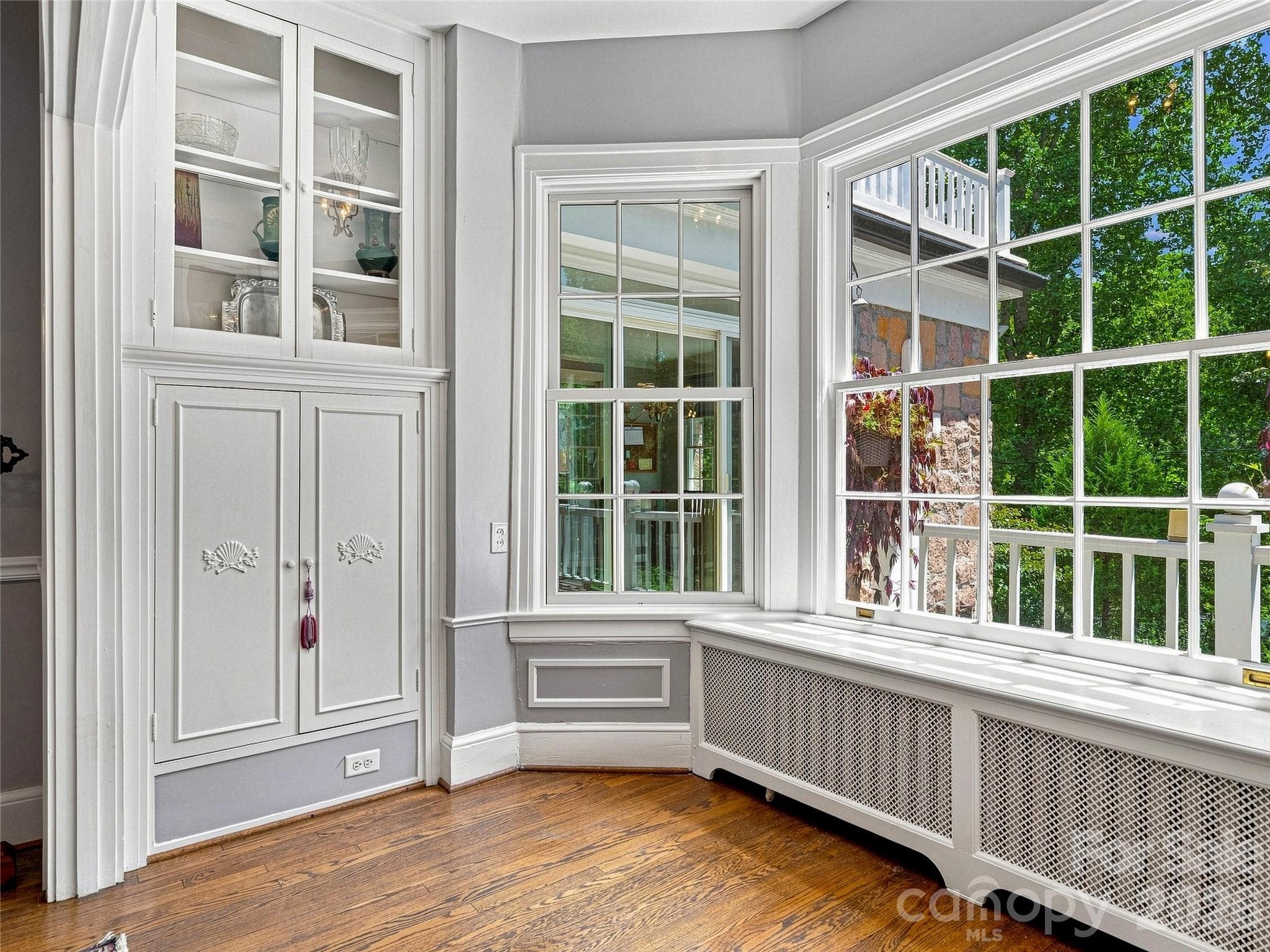 Charming built-ins - 14 Griffing Boulevard, Asheville