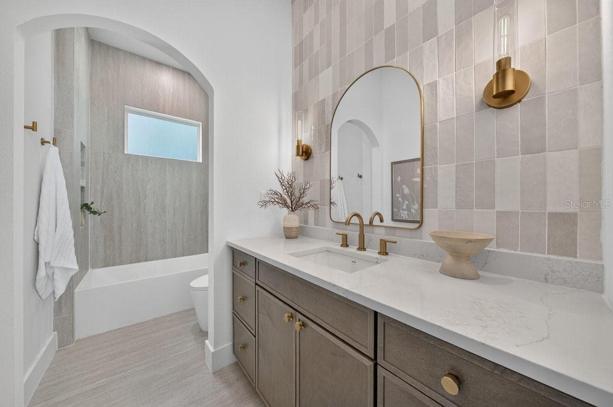 Guest Bath - 3121 QUEEN ST N, ST PETERSBURG