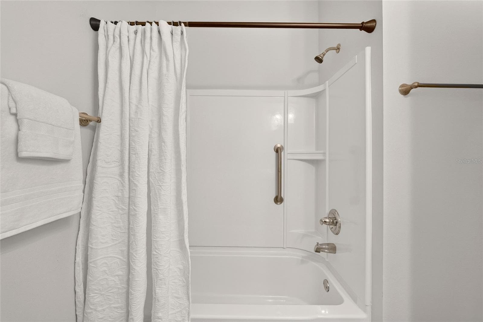 Hall bath - 1659 NW 34TH AVE, GAINESVILLE