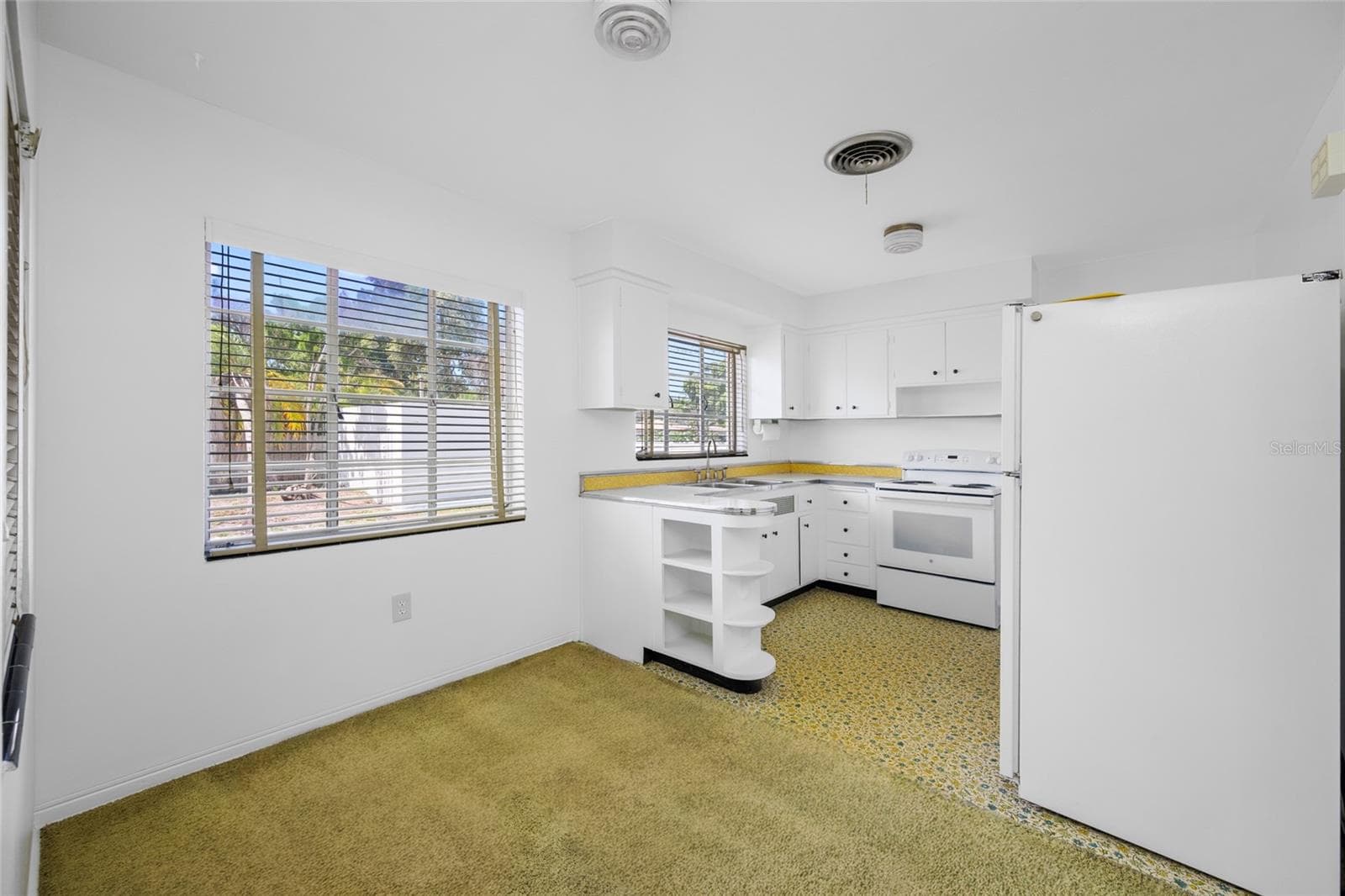 Kitchen w/eat-in space - 5000 9TH AVE N, ST PETERSBURG