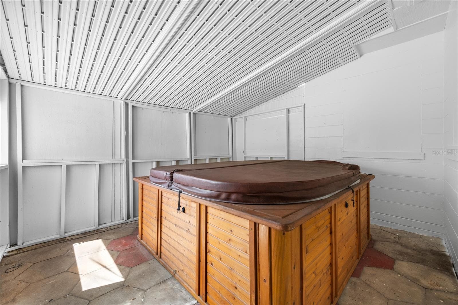 Enclosed jacuzzi porch/room - 5000 9TH AVE N, ST PETERSBURG