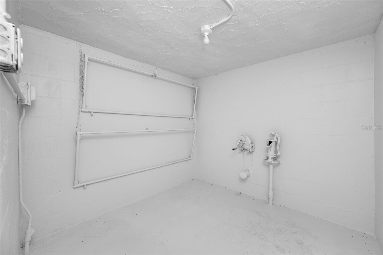 Shelter w 2 cods, air-vent and well pump - 5000 9TH AVE N, ST PETERSBURG