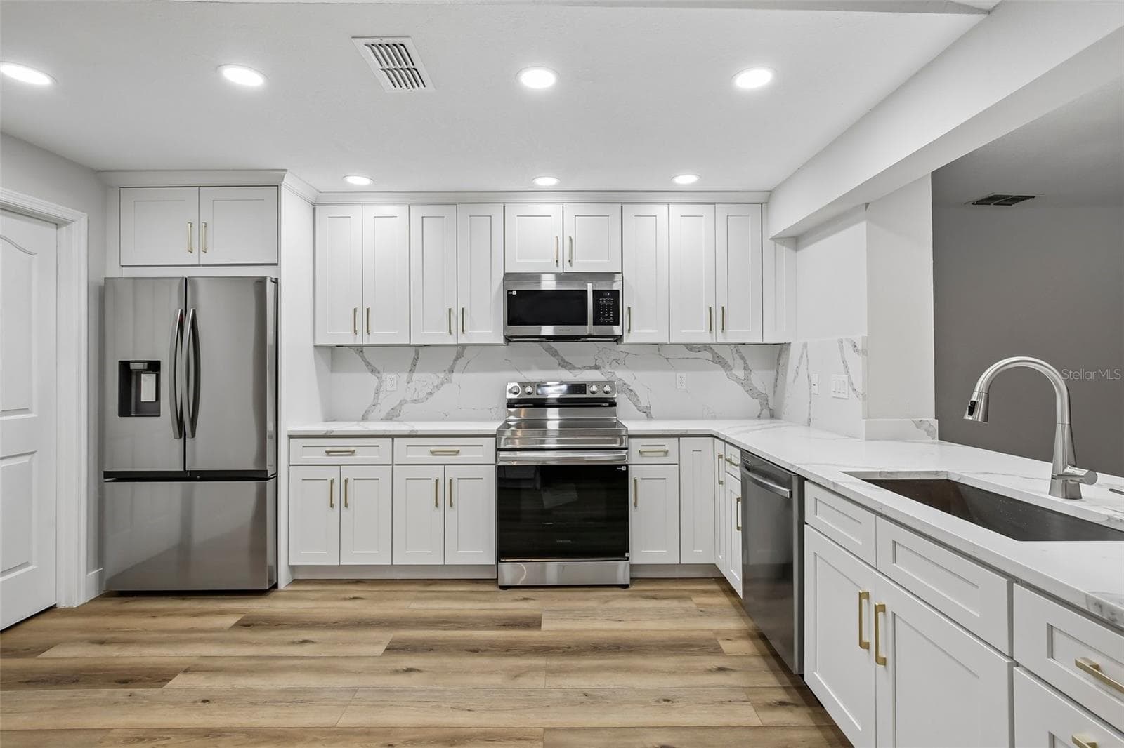 Kitchen - 3093 CREST DR, CLEARWATER