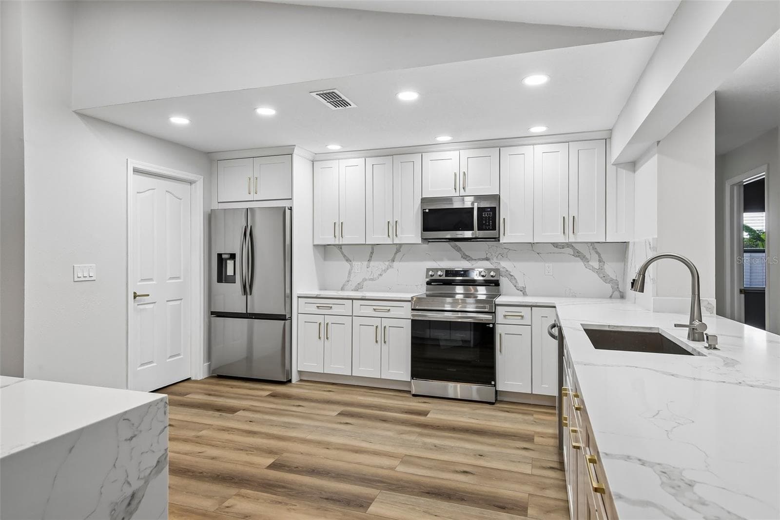 Kitchen - 3093 CREST DR, CLEARWATER