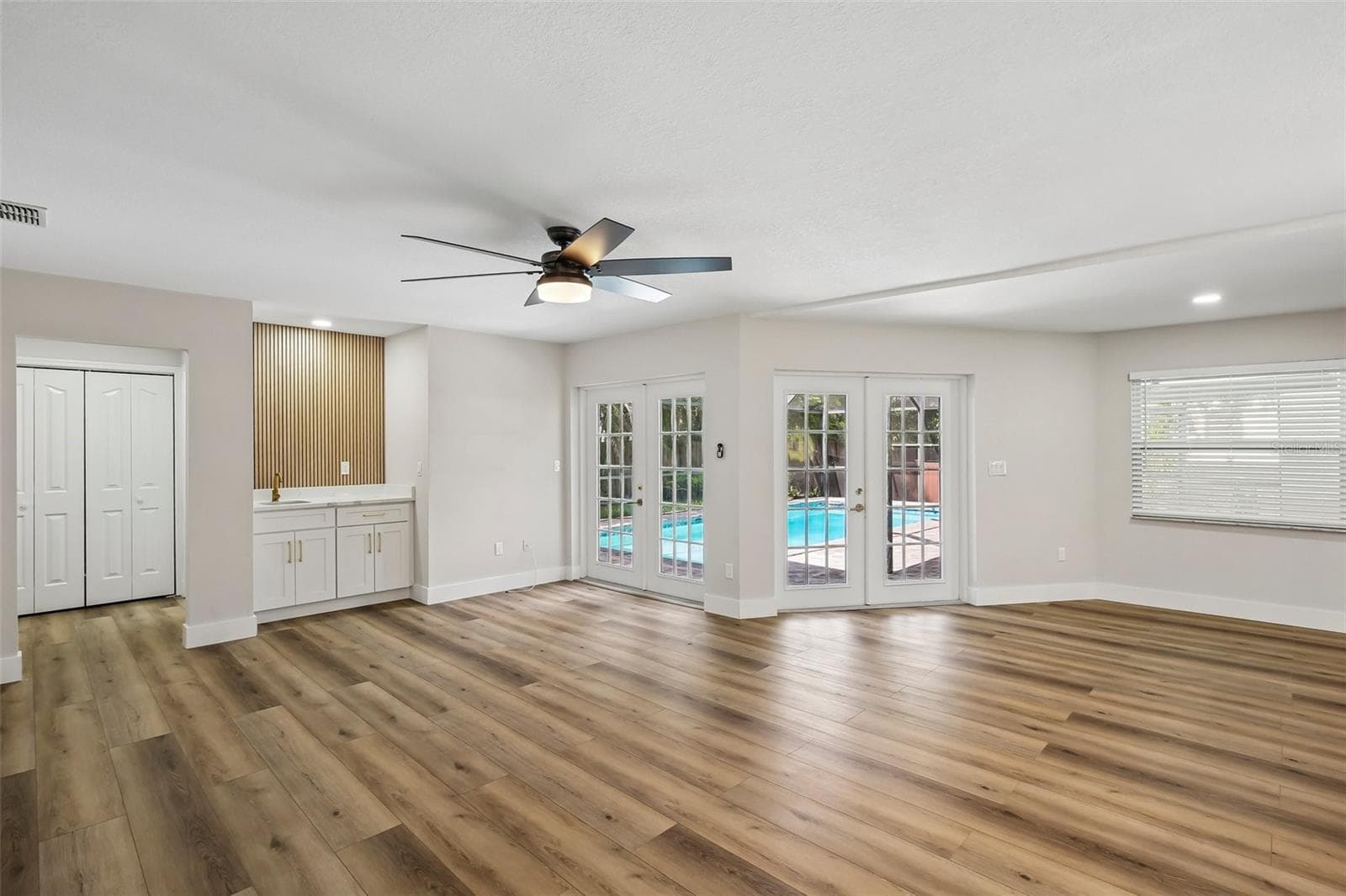 Family Room & Wet Bar - 3093 CREST DR, CLEARWATER