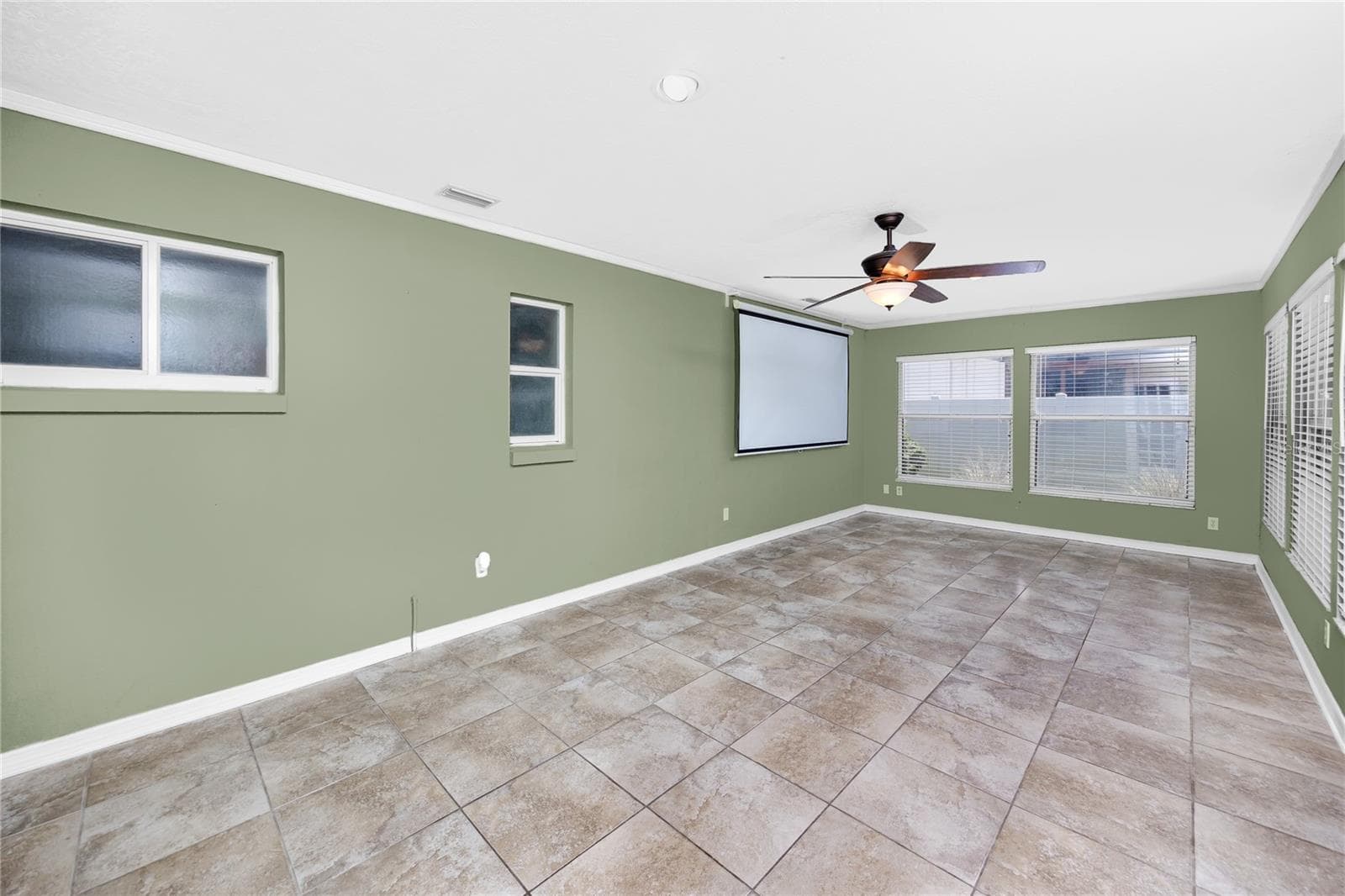 BONUS ROOM 26x12 - 1744 HARBOR CIR E, LARGO